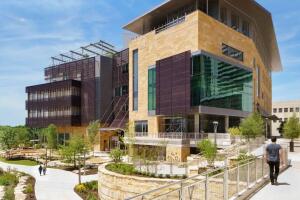 tiroteo herido sospechoso arrestado biblioteca central austin texas