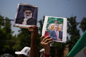 Un manifestante sostiene un cartel profanado del líder supremo iraní, el ayatolá Ali Jamenei. Foto: AP/Esteban Felix