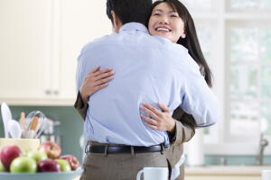 casal-abraco-cozinha.jpg