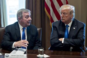 El presidente Donald Trump, escucha al senador demócrata por Illinois, Dick Durbin. 