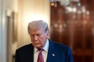 El presidente Donald Trump llega a un evento en la Sala Este de la Casa Blanca, el viernes 18 de julio de 2025, en Washington.
