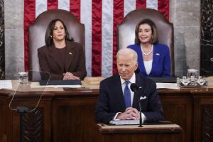 El presidente Joe Biden habla en su primer discurso del Estado de la Unión, flanqueado por la vicepresidenta, Kamala Harris, y la presidenta de la Cámara de Representantes, Nancy Pelosi. 
