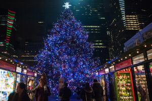 Last-Minute Holiday Shoppers Search For Christmas Gifts