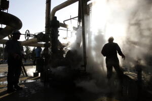 Foto tomada el 17 de noviembre del 2007 de una refinería petrolera en Teherán.