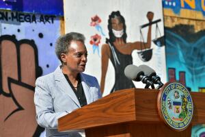 La alcaldesa dijo que la democracia requiere que “participemos en una plaza pública” cuando muchas personas sienten que el gobierno "no trabaja para ellos".