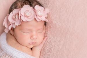 recien-nacida-con-corona-de-flores.jpg