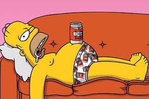 Homero gordo en el sillón con cerveza