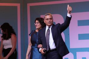 Elecciones California Becerra celebra