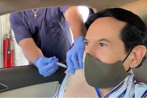 ¿Quién es culpable de que ‘Pepillo’ Origel se vacune antes que tú en Estados Unidos?