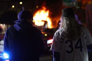 Dodgers campeones quemar autobús de Metro destruir robar Los Ángeles