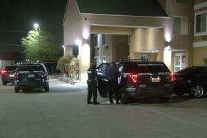 Hallan niño de 8 años presuntamente en bañera de un hotel en Houston 