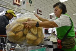 Mujer latina trabajando
