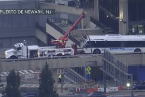 Choque de autobús en Aeropuerto de Newark deja 13 personas heridas.