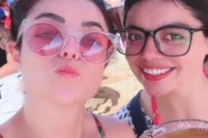 Violeta Isafel y su hermana Krisna.jpeg