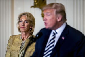 La secretaria de Educación, Betsy DeVos, junto al presidente Donald Trump, en la Casa Blanca el 2 de mayo de 2018. 
