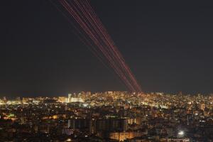 Balas trazadoras iluminan el cielo mientras la gente dispara munición real al aire durante un discurso televisado del líder de Hezbolá, Naim Kassem, en Dahiyeh, suburbio sur de Beirut, Líbano, el miércoles 4 de marzo de 2026. 