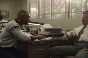 Dyllón Burnside es Ronald Flowers en Monster The Jeffrey Dahmer Story Netflix.jpg