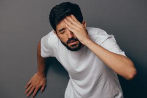 ¿Por qué me mareo al levantarme rápido? 