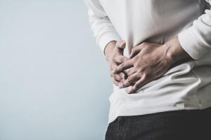 Casos de ciclosporiasis se triplican en Nueva York; investigan posible relación con verduras.