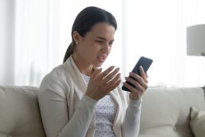 mujer_enojada_celular.jpg