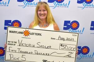 Mujer de Maryland gana 50,000 dólares de la lotería justo después de haber reclamado su premio de otro sorteo 