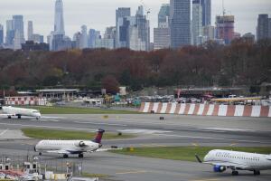 Nor’easter provoca retrasos y cancelaciones en aeropuertos LaGuardia, JFK y Newark