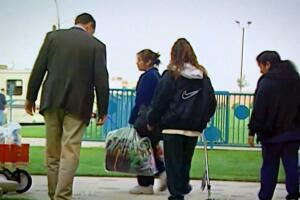 Lucila González, de 20 años, saliendo del hospital tras la tragedia en Cinco Puntas.
