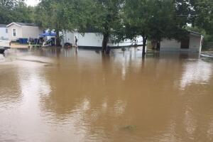 Inundaciones en el centro de Texas provocan la evacuación de decenas de personas
