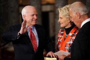 John McCain, su esposa Cindy y el exvicepresidente Joe Biden