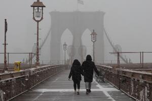 Suben a 18 las muertes por frío extremo en Nueva York tras congelado fin de semana.