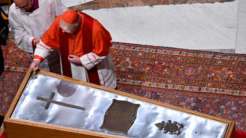 Así fue el cierre del féretro del papa Francisco tras el paso de más de 250,000 fieles por la capilla ardiente