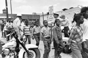 Policías conducen a un grupo de niños negros a la cárcel por protestar contra la discriminación racial cerca de Birmingham, Alabama, el 4 de mayo de 1963. 