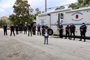 Niño policia/ninopolica3.jpg