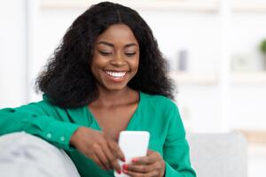 mujer usando su celular.jpg