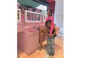 Kylie Jenner y Stormi Harrods.jpg