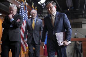 El presidente de la Cámara de Representantes, Mike Johnson (der) sale de una conferencia de prensa el martes 11 de marzo de 2025. 