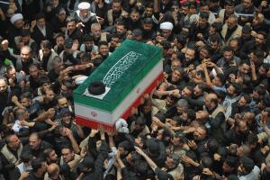 El féretro del líder supremo iraní Ali Jamenei es trasladado al santuario del Imam Ali en Nayaf