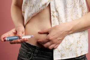 Los hispanos enfrentan un riesgo asombrosamente alto de diabetes, sobrepasando al de la población general. Descubra por qué nuestra comunidad es la más afectada y qué podemos hacer para prevenirlo.