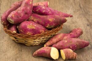 Batata doce é mais calórica que a inglesa, mas pode ajudar mais na dieta; entenda