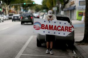 Un hombre promueve la inscripción en seguros de salud bajo la ley de Obamacare en Miami, Florida.