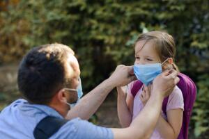 papa_pone_cubrebocas_hija.jpg