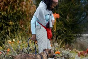 Doria Ragland paseando perros LA