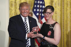 El presidente Trump entrega el reconocimiento a la maestra del año Mandy Manning.