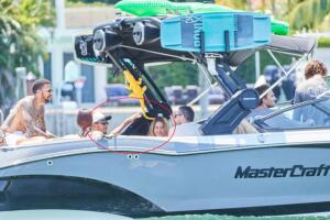 Shakira y Lewis Hamilton en un paseo en yate