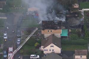 Incendio de cuatro alarmas destruye dos viviendas en Belleville.
