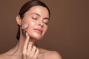 mujer-conrodillo-facial.jpg