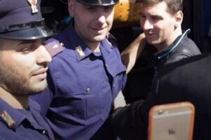 Lionel Messi posando con los policías