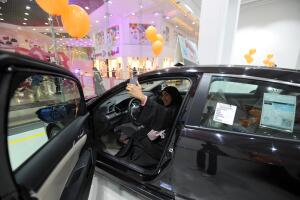 Arabia Saudita abre su primera agencia de autos para mujeres