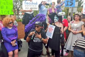 Protestan contra política nombres de Facebook