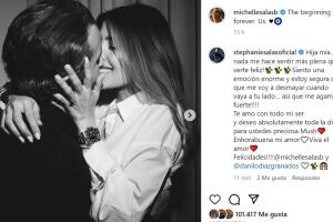 Michelle Salas anunció su compromiso con esta foto junto a su novio y presumiendo un anillo de diamantes.